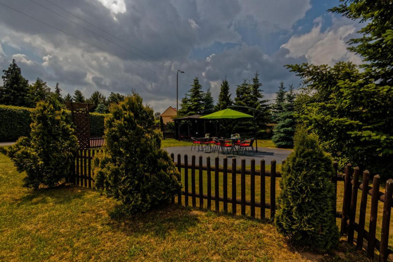 Zajazd Różany Laski (Kepno) Exterior foto